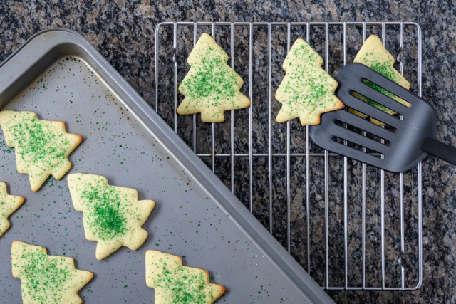 DInginkan kue kering di atas rak pendingin (Foto: Shutter Stock)