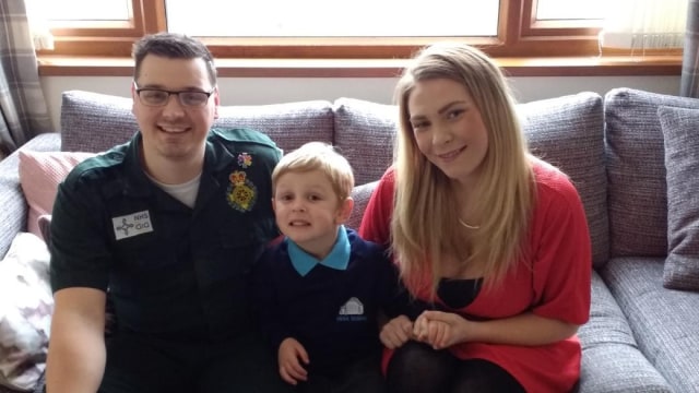 Beau Austin dan Jess Austin, bersama petugas operator Welsh Ambulance Service. (Foto: Welsh Ambulance Service via Twitter)