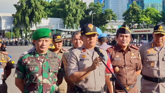 Wakapolda Metro Jaya, Wahyu Hadiningrat dan Kasdam Jaya, Brigadir Jenderal TNI Suharyanto di Apel Operasi Lilin 2018. (Foto: Fadjar Hadi/kumparan)