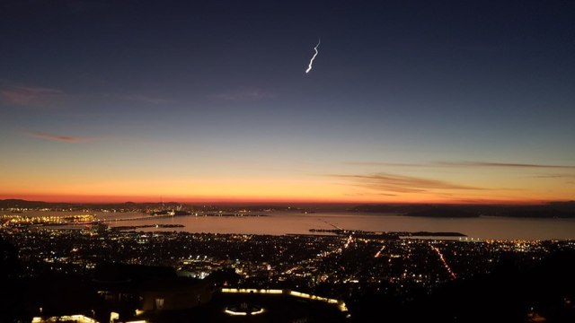 Cahaya misterius di langit California, AS. (Foto: R. Abiad/American Meteor Society via Twitter)
