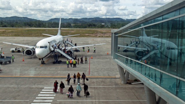Sejumlah penumpang turun dari pesawat di Bandara APT Pranoto, Samarinda, Kalimantan Timur. Foto: ANTARA FOTO/Yulius Satria Wijaya