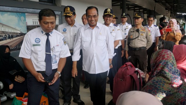Menteri Perhubungan Budi Karya Sumadi meninjau kesiapan angkutan natal dan tahun baru 2019 di Stasiun Pasar Senen. (Foto: Fanny Kusumawardhani/kumparan)