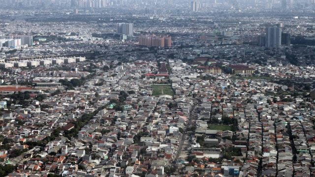 Kepadatan penduduk di Jakarta. Foto: ANTARA/Yulius Satria Wijaya