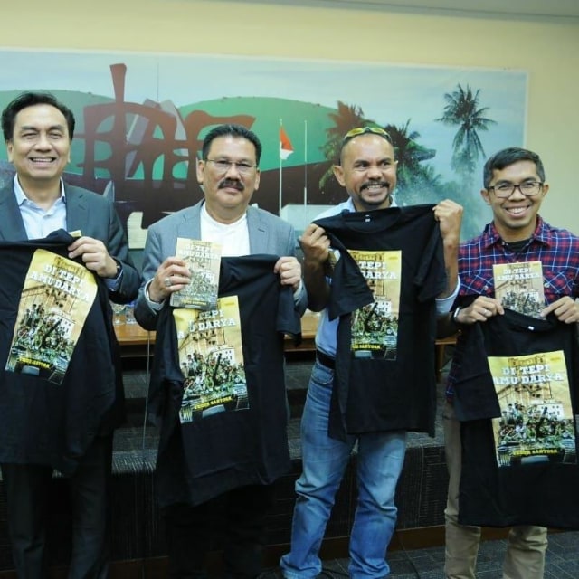 Peluncuran Buku “Di Tepi Amu Darya” karya Teguh Santosa di Press Room Nusantara III Gedung DPR-RI Senayan. (Foto: Dokumen Ilham Bintang)