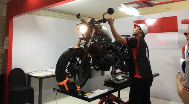 Teknisi motor Honda dari main dealer MPM yang berhasil menjadi juara di level Asia-Oceania, dan akan mewakili di tingkat global. (Foto: Ghulam Muhammad Nayazri / kumparanOTO)