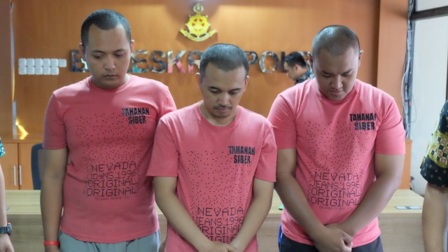 Tiga tersangka pelaku kejahatan siber di platform Bukalapak. (Foto: Bukalapak)