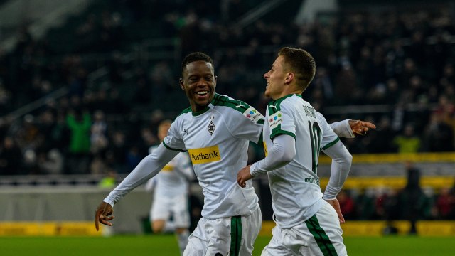Penyerang Borussia Moenchengladbach, Thorgan Hazard, meryakan gol. (Foto: Sascha SCHUERMANN / AFP)