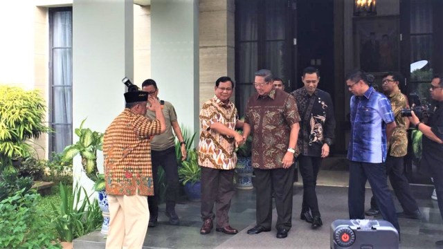 Prabowo tiba di kediaman SBY. (Foto: Rafyq Alkandy Ahmad Panjaitan/kumparan)