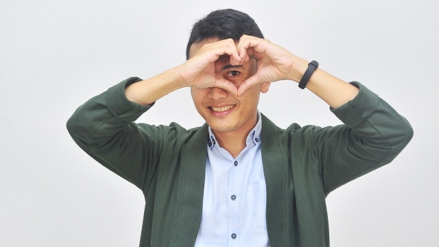 Heart sign, gestur ala idola K-Pop yang banyak ditiru publik. (Foto: Matheus Marsely/kumparan)