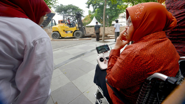 Wali Kota Surabaya, Tri Rismaharini saat pantau Jalan Gubeng yang amblas menggunakan drone. (Foto: Nuryatin Phaksy Sukowati/kumparan)