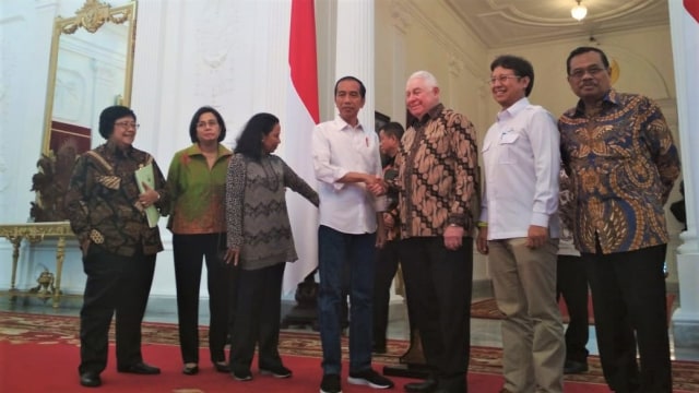 Presiden Jokowi umumkan Indonesia sah miliki 51 persen saham Freeport di Istana Merdeka, Jakarta. Foto: Jihad Akbar/kumparan
