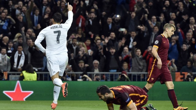 Cristiano Ronaldo mencetak gol dalam laga Real Madrid vs AS R (Foto: Gerard Julien/AFP)