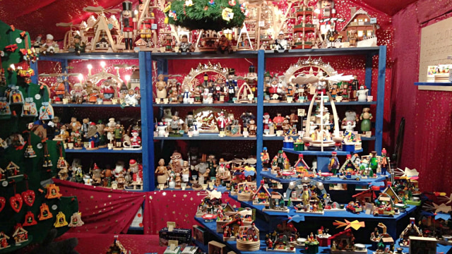 Dekorasi natal yang dijajakan di Weihnachtsmarkt. (Foto: Daniel Chrisendo)