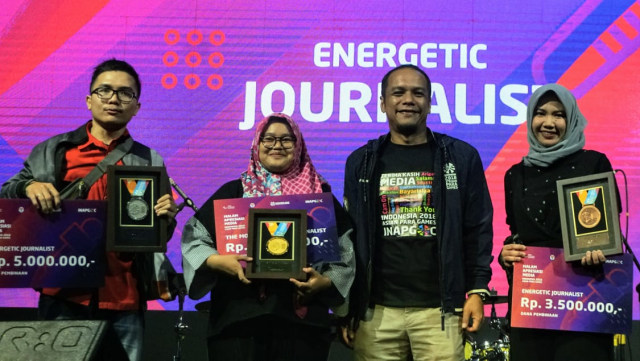 Karina Nur Shabrina (kanan) meraih bronze kategori Most Energetic Journalist di Malam Apresiasi INAPGOC. (Foto: Nugroho Sejati/kumparan)