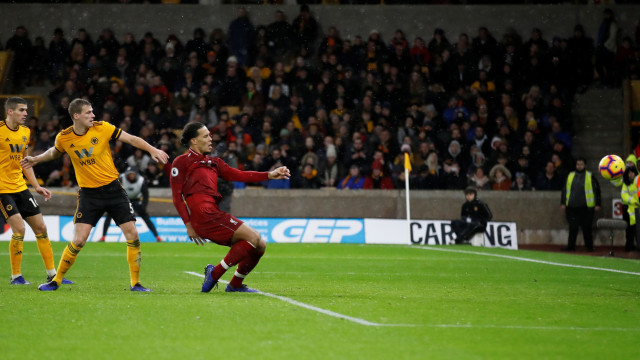 Proses terciptanya gol Virgil van Dijk ke gawang Wolverhampton. (Foto: REUTERS/Darren Staples)