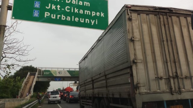 Kemacetan sepanjang 4 km di km 15 tol Jakarta arah Cikampek akibat kecelakaan bus pariwisata. (Foto: Dok. Istimewa)