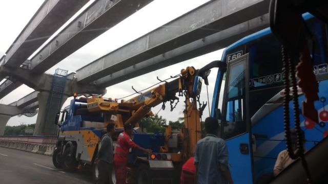 Kecelakaan bus pariwisata di km 15 tol Jakarta arah Cikampek menyebabkan kemacetan sekitar 4 km sampai tol JOR. (Foto: Dok. Istimewa)