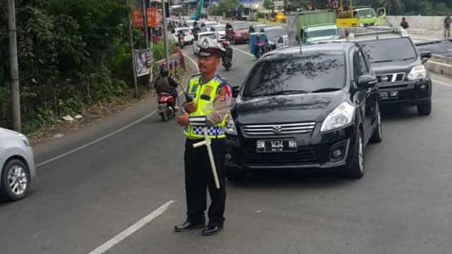 Pengamanan arus lalu lintas di jalur Puncak, Bogor, Jawa Barat. (Foto: Dok. Polres Bogor)