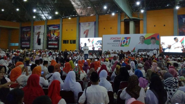 Jokowi silaturahmi dengan relawan di Celebes Convention Center, Kota Makassar. (Foto: Jihad Akbar/kumparan)