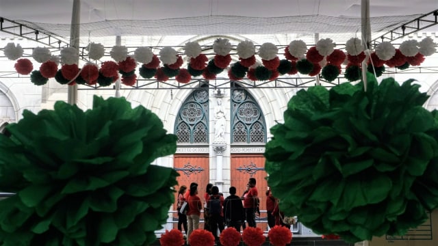 Suasana persiapan menjelang Hari Raya Natal di Gereja Katedral, Jakarta, Sabtu (22/12). (Foto: Nugroho Sejati/kumparan)