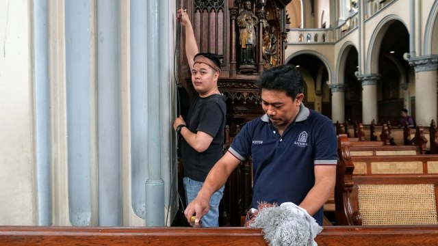 Pekerja melakukan persiapan menjelang Hari Raya Natal di Gereja Katedral, Jakarta, Sabtu (22/12). (Foto: Nugroho Sejati/kumparan)