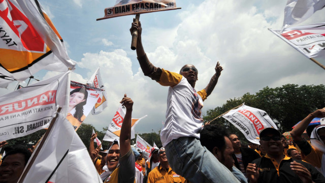 Pendukung Partai Hati Nurani Rakyat (Partai Hanura) saat kampanye Pemilu pada 26 Maret 2009. (Foto: AFP/BAY ISMOYO)