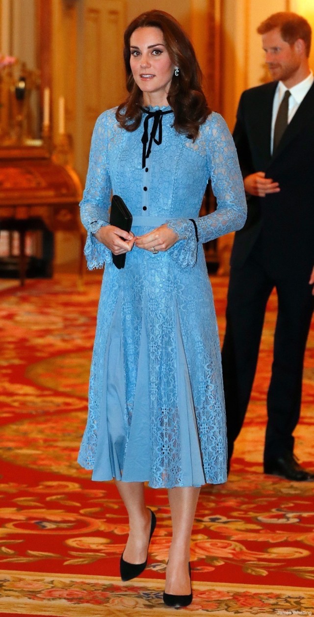 Inspirasi Dress ala Kate Middleton Supaya Terlihat Classy dan Elegan Saat Merayakan Natal (5)