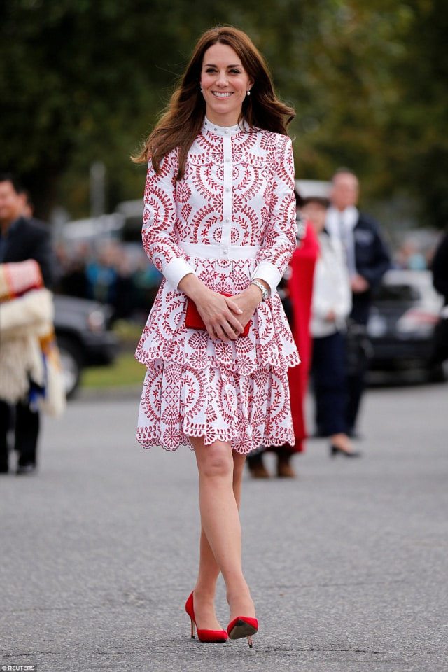 Inspirasi Dress ala Kate Middleton Supaya Terlihat Classy dan Elegan Saat Merayakan Natal (6)