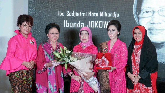 Ibunda Presiden Jokowi, Sudjiatmi Noto Mihardjo (tengah), di acara peringatan hari Ibu, Sabtu (22/12/2018). (Foto: Helmi Afandi Abdullah/kumparan)