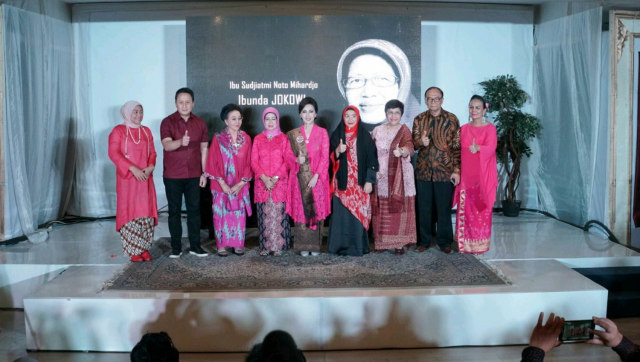 Ibunda Presiden Jokowi, Sudjiatmi Noto Mihardjo (tengah), di acara peringatan hari Ibu, Sabtu (22/12/2018). (Foto: Helmi Afandi Abdullah/kumparan)