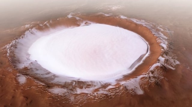Penampakan salju di Kawah Korolev, Mars, hasil pengamatan robot penjelajah Mars Express. (Foto: ESA/DLR/FU Berlin, CC BY-SA 3.0 IGO)