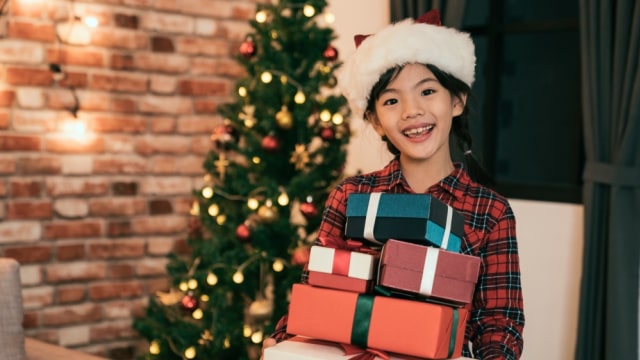 Ilustrasi anak bahagia mendapat kado natal (Foto: Shutter Stock)