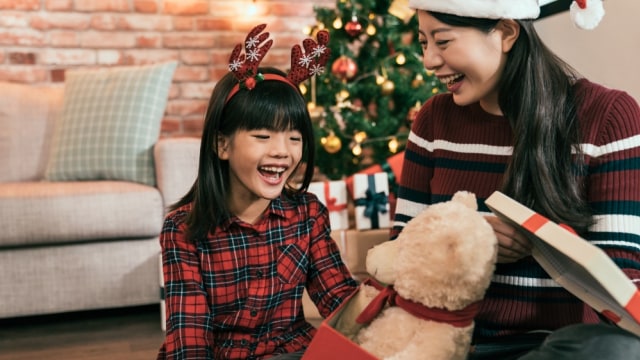 Ilustrasi anak bahagia mendapat kado natal (Foto: Shutter Stock)