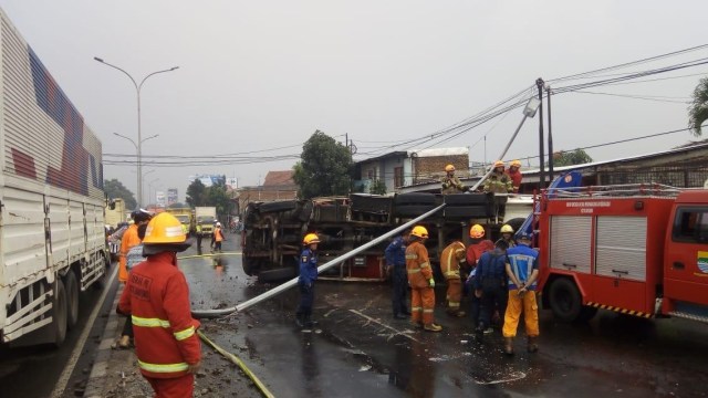 Truk tangki milik Pertamina terguling di Jalan Soekarno Hatta, Kelurahan Gumuruh, Kecamatan Batununggal, Kota Bandung. (Foto: Dok. Diskar PB Kota Bandung)