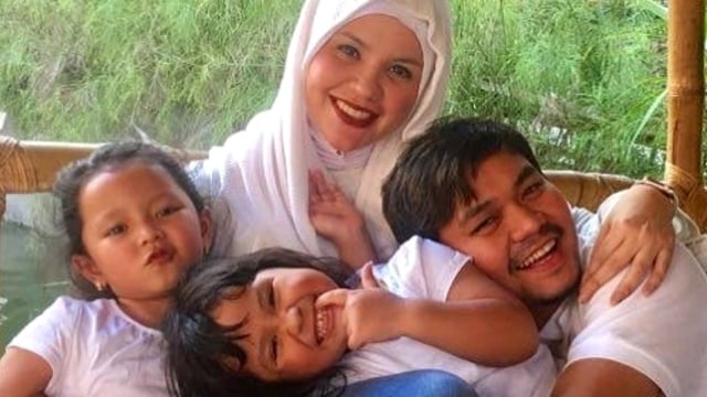 Indra Bekti bersama keluarganya. (Foto: Instagram/@indrabekti)