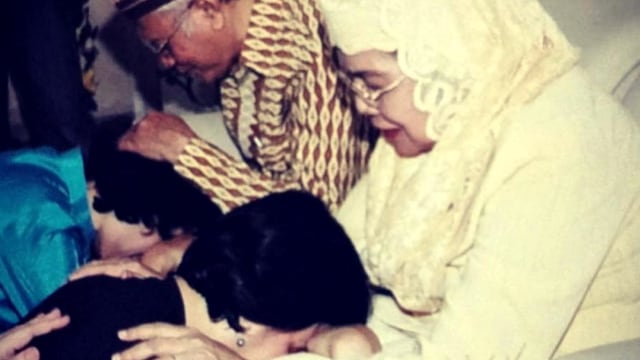 Menteri Keungan Sri Mulyani bersama almarhumah ibunda tercinta. (Foto: Instagram/@smindrawati)