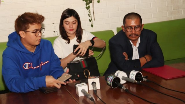 Billy Syahputra, Hilda Vitria dan Kuasa Hukumnya, Fahmi Bachmid. (Foto: Munady Widjaja)