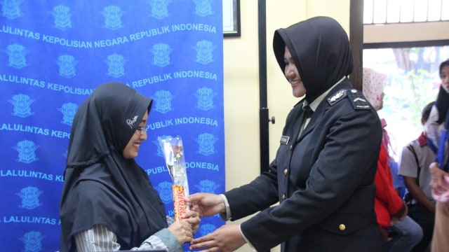 Peringati Hari Ibu, Polisi di Bojonegoro Bagikan Coklat dan Bunga (3)