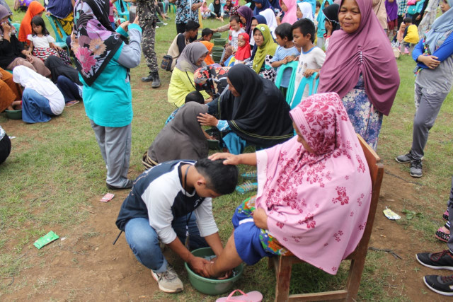 Memperingati Hari Ibu, 100 Anak di Brebes Serentak Cuci Kaki Ibu