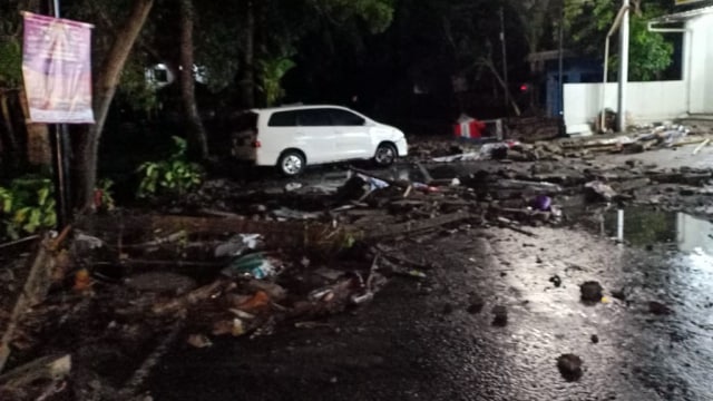 Jalan Raya Carita Cilegon Tertutup Puing Pasca Tsunami Anyer