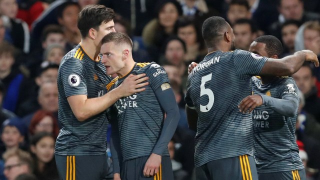 Jamie Vardy merayakan golnya ke gawang Chelsea bersama rekan-rekannya. (Foto: Action Images via Reuters/Matthew Childs)