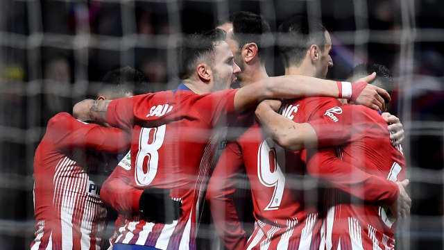 Pemain-pemain Atletico merayakan gol Griezmann di laga vs Espanyol. (Foto: OSCAR DEL POZO / AFP)