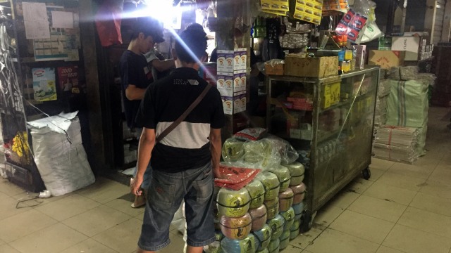 Pedagang grosir plastik di pasar induk Kramat Jati Jakarta Timur pada Jumat (21/12). (Foto: Nurul Nur Azizah/kumparan)