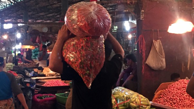 Melihat penggunaan kantong plastik pada pedagang di pasar induk Kramat Jati Jakarta Timur pada Jumat (21/12). (Foto: Nurul Nur Azizah/kumparan)