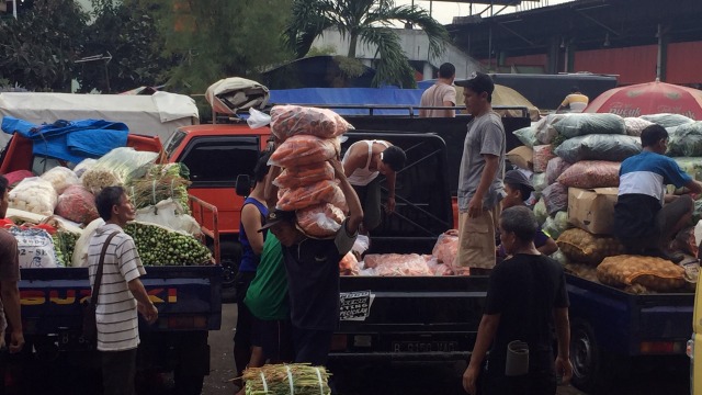 Melihat penggunaan kantong plastik pada pedagang di pasar induk Kramat Jati Jakarta Timur pada Jumat (21/12). (Foto: Nurul Nur Azizah/kumparan)