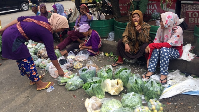 Melihat penggunaan kantong plastik pada pedagang di pasar induk Kramat Jati Jakarta Timur pada Jumat (21/12). (Foto: Nurul Nur Azizah/kumparan)