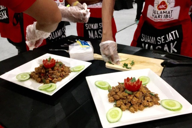 Kegiatan masak masal oleh para suami di Hari Ibu (Foto: Safira Maharani/ kumparan)
