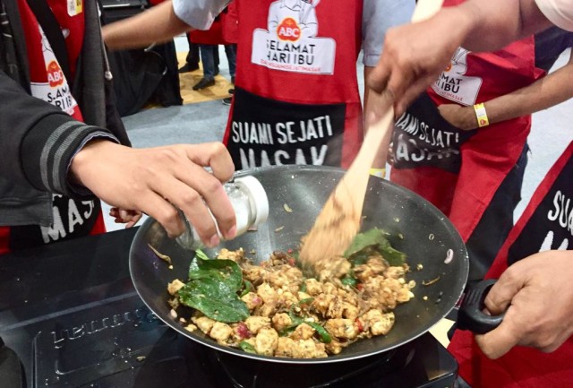 Kegiatan masak masal oleh para suami di Hari Ibu (Foto: Safira Maharani/ kumparan)