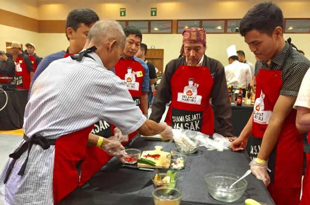 Kegiatan masak masal oleh para suami di Hari Ibu (Foto: Safira Maharani/ kumparan)
