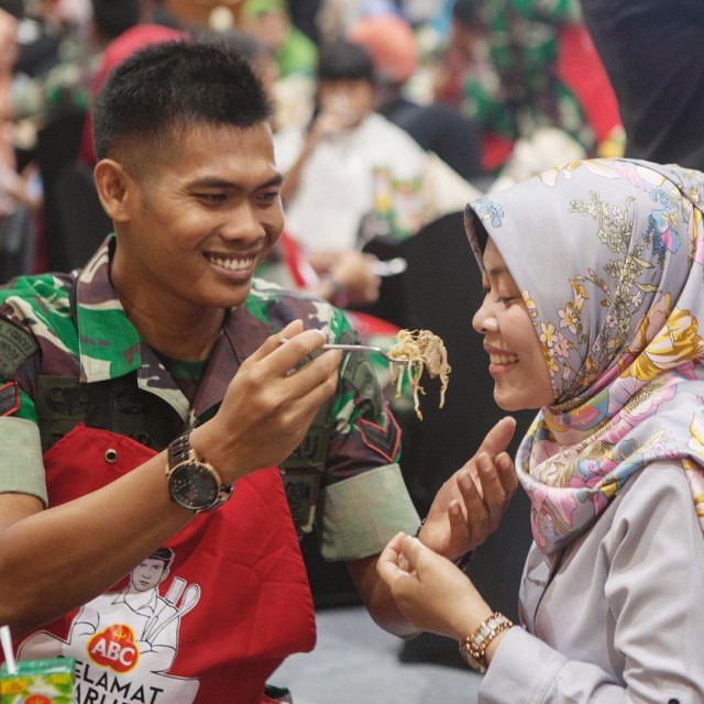 Kegiatan masak masal oleh para suami di Hari Ibu (Foto: Instafram/ @kecapabc.id)